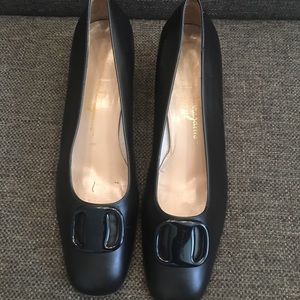 Ferragamo navy loafer with heel with buckle